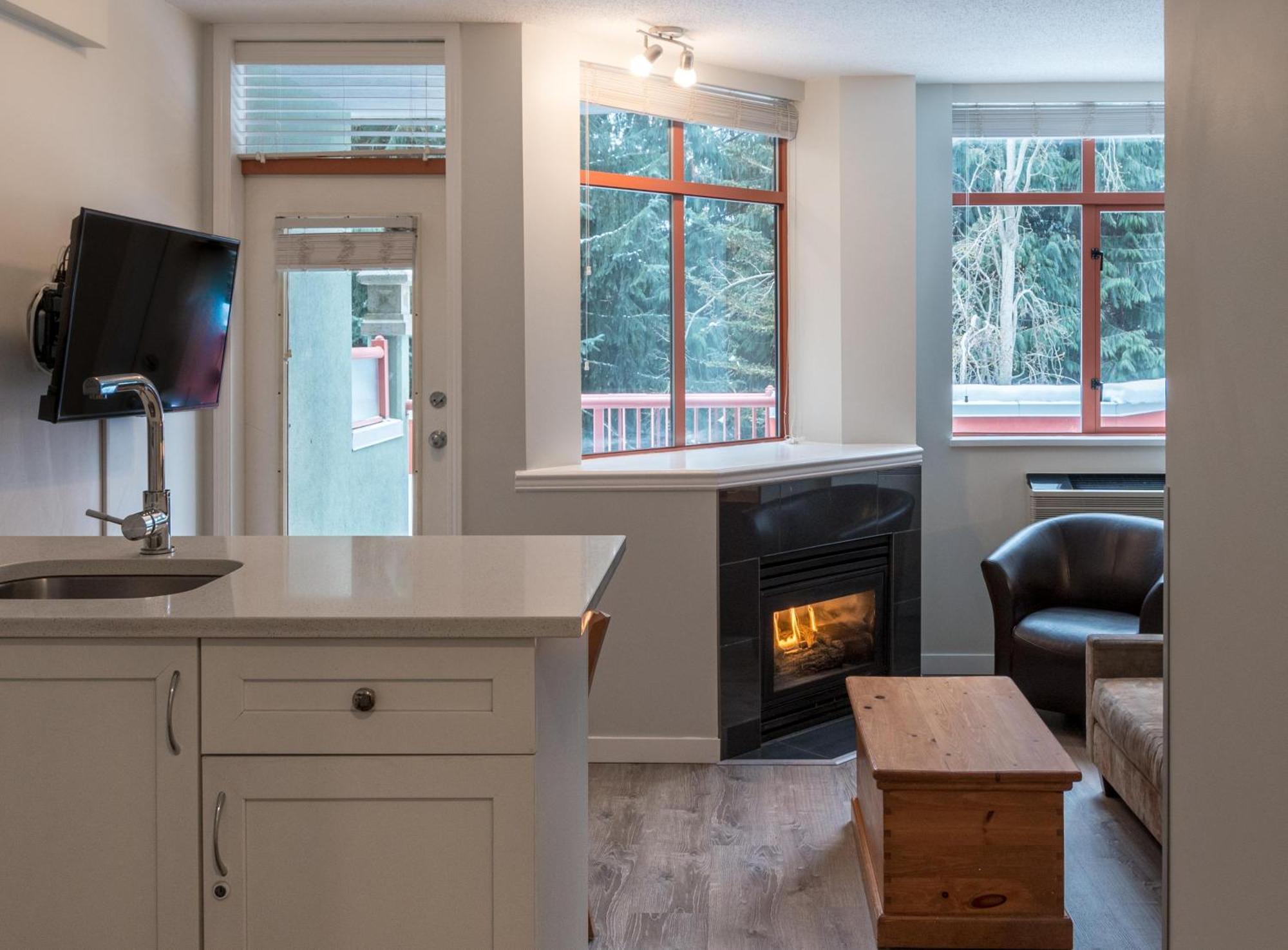 Alpenglow Lodge Family Studio With Murphy Bed By Mva Whistler Exterior foto
